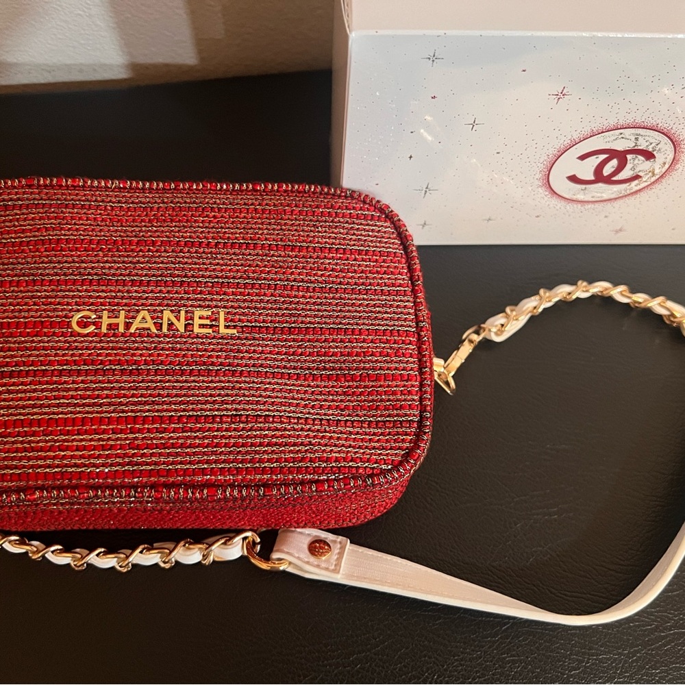 Chanel Holiday 2022 Beauty makeup pouch  Red, white chain, D rings bag converter